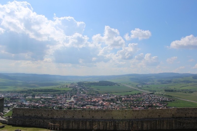 Vaizdas už tvirtovės sienos